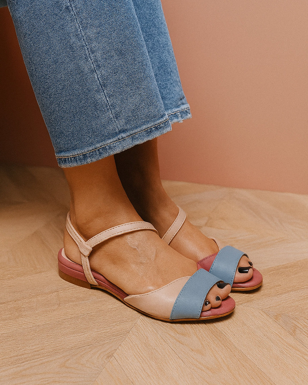Horiva – Flat Sandals with Straps